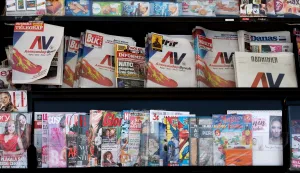 30.03.2017., Beograd, Srbija - Naslovnice danasnjih beogradskih dnevnih novina Blic, Alo, Kurir, Vecermje Novosti, Srpski Telegraf, kao i najstarijih dnevnih novina na Balkanu Politika prikazuju predizbornu reklamu predsjednickog kandidata vladajuce Srpske Napredne Stranke (SNS) i aktualnog premijera Aleksandra Vucica. Photo: Srdjan Ilic/PIXSELL