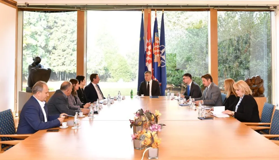 ZAGREB, 13. studenoga 2025. (Hina) - Predsjednik Republike Zoran Milanović primio je u četvrtak vodstvo Grada Orahovice koje mu je predstavilo infrastrukturni projekt izgradnje zapadne zaobilaznice grada Orahovice te tunela kroz Papuk, koji bi prometno povezao Virovitičko-podravsku i Požeško-slavonsku županiju.