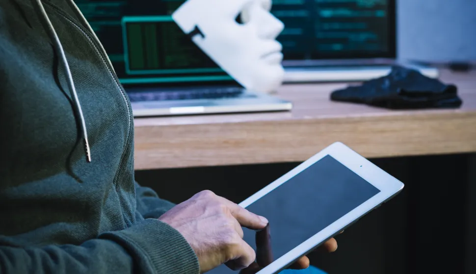 Hacker using tablet kriptovalute kripto prijevara cyber kriminal ilustracija freepik