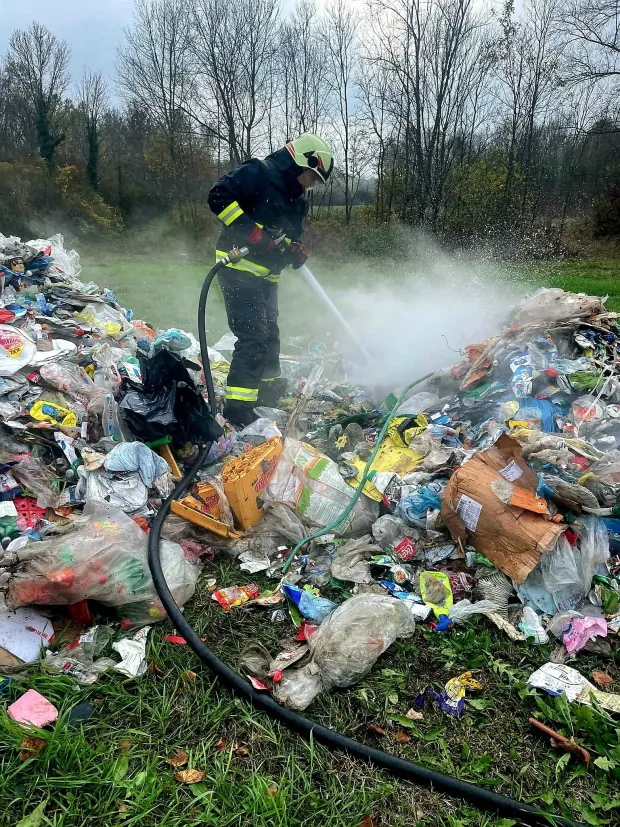 Zapalilo se smeće u Maloj Kopanici