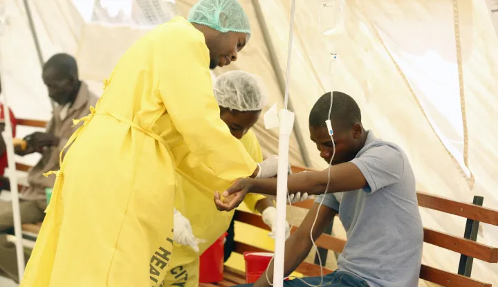epa07032274 Suspected cholera patients are treated at the Beatrice Road Infectious diseases hospital in Mbare, Harare, Zimbabwe, 19 September 2018. President Emmerson Mnangagwa has declared the state of emergency, because the death toll from the cholera outbreak has risen from 18 to 31 over the past two weeks according to government reports. A total of 6000 cases have been recorded so far. EPA/AARON UFUMELI