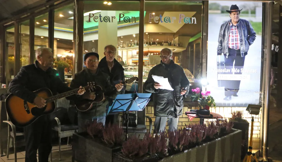 Osijek, 13. 11. 2025, Ispred Petra Pana, okupila se Veseka grupa, koja je svirkom i prigodnim riječima obilježila 5 godišnjicu smrti Krunoslava Kiće Slabinca.snimio GOJKO MITIĆ