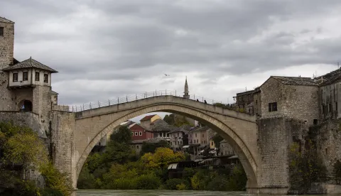 06.11.2021., Mostar - Nabujala Neretva potopila je plato ispod Starog mosta. Photo: Denis Kapetanovic/PIXSELL