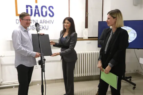 Osijek, 13. 11. 2025, Državni arhiv u Osijeku, DAOS. Otvorenje izložbe "Medalja povodom 1100 obljetnice Hrvatskog Kraljevstva - natječaj, izrada i povjesni kontekst. Dobitnik prve nagrade Karlo Gross i Nata&scaron;a Trami&scaron;ak.snimio GOJKO MITIĆ