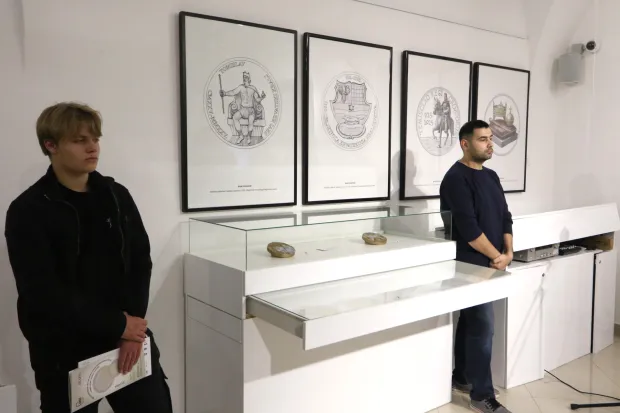 Osijek, 13. 11. 2025, Državni arhiv u Osijeku, DAOS. Otvorenje izložbe "Medalja povodom 1100 obljetnice Hrvatskog Kraljevstva - natječaj, izrada i povjesni kontekst.snimio GOJKO MITIĆ