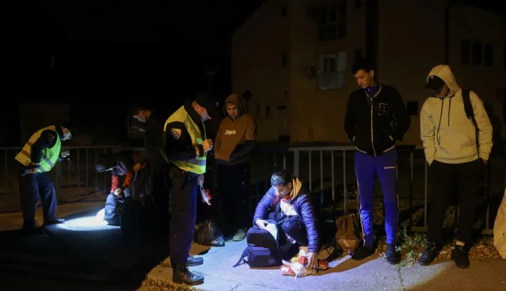 05.10.2023., Bihac, Bosna i Hercegovina - Nocna patrola pripadnika Granicne policije BiH i MUP-a Unsko-sanskog kantona u blizini granice sa Republikom Hrvatskom. Granicnoj policiji BiH nedostaje vise od 600 policijskih sluzbenika i unatoc tome, oni su ove godine odvratili vise od 4000 osoba od ilegalnog prelaska granice. Photo: Armin Durgut/PIXSELL