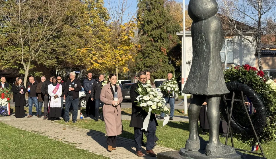 SLAVONSKI BROD - U organizaciji Udruge hrvatskih civilnih stradalnika Brodsko-posavske županije i Udruga koordinacije branitelja, uz potporu Grada Slavonskog Broda i BPŽ-a u petak je, pod sloganom "Sjetimo ih se s ponosom i tugom", obilježena 33. obljetnica stradanja Slavonskog Broda.14. 11. 2025.