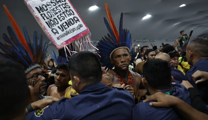 epa12519470 Protesters clash with security forces in an attempt to storm the COP30 headquarters in Belem, Brazil, 11 November 2025. Representatives from some 170 countries are participating in the 30th United Nations Climate Change Conference, COP30, which will run until 21 November. EPA/ANDRE COELHO