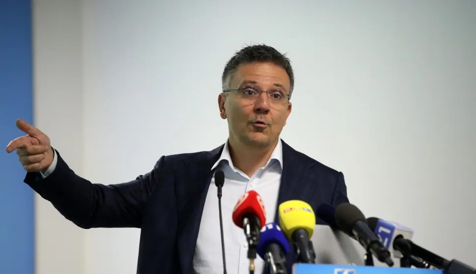 Zagreb, 15.10.2025 - Konferencija za novinare HUP-a na temu duga hrvatskih bolnica prema veledrogerijama. Na fotografiji glavni ekonomist HUP-a Hrvoje Stojić.foto HINA/ Denis CERIĆ /dc