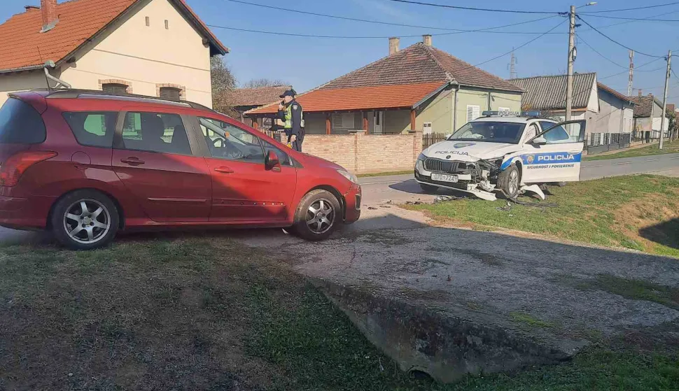 Prometna nesreća u Čemincu, policijski auto naletio na parkirano vozilo