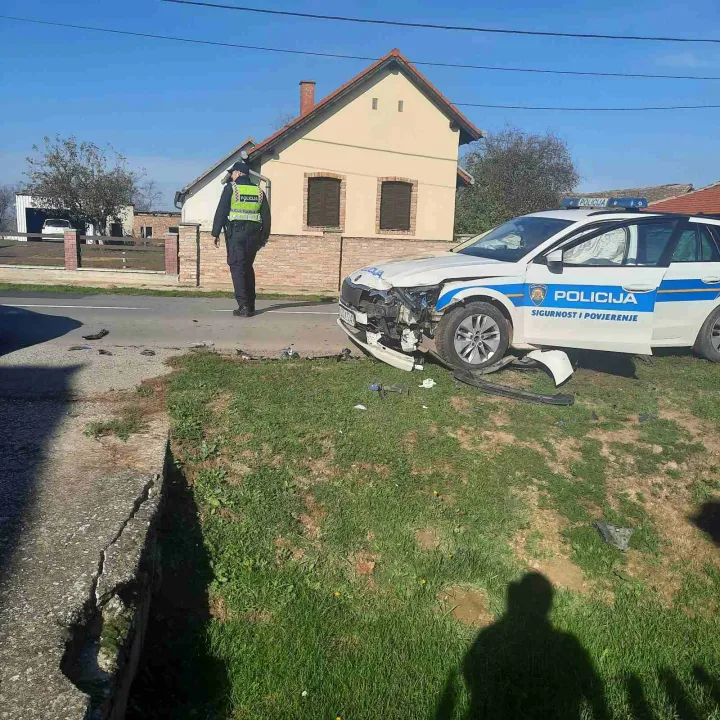 Prometna nesreća u Čemincu, policijski auto naletio na parkirano vozilo