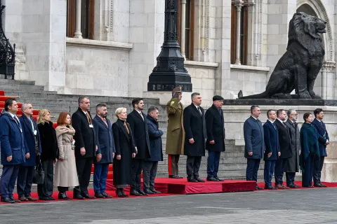 epa12525390 Hungarian President Tamas Sulyok (C-R) receives Croatian President Zoran Milanovic (C-L) with military honours at the Parliament in Budapest, Hungary, 14 November 2025. EPA/ZOLTAN MATHE HUNGARY OUT