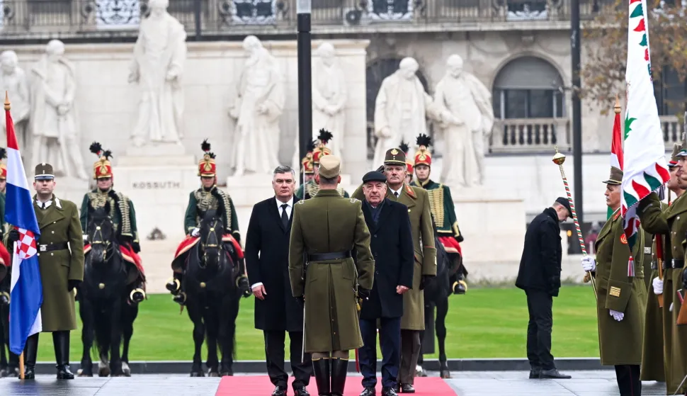 epa12525391 Hungarian President Tamas Sulyok (C-R) receives Croatian President Zoran Milanovic (C-L) with military honours at the Parliament in Budapest, Hungary, 14 November 2025. EPA/ZOLTAN MATHE HUNGARY OUT