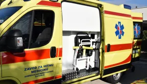 Dubrovnik, 15.10.2025. – Dubrovačko-neretvanski župan Blaž Pezo uručio je u srijedu u Dubrovniku ravnatelju županijskog Zavoda za hitnu medicinu Luki Luliću ključeve osam novih vozila. Foto HINA/Baldo MARUNČIĆ