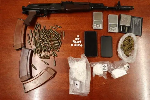 Kod dvojice dilera pronađeni droga, novac i oružje, kokain, marihuana, automatska pu&scaron;ka, streljivo mobiteli, ilustracija