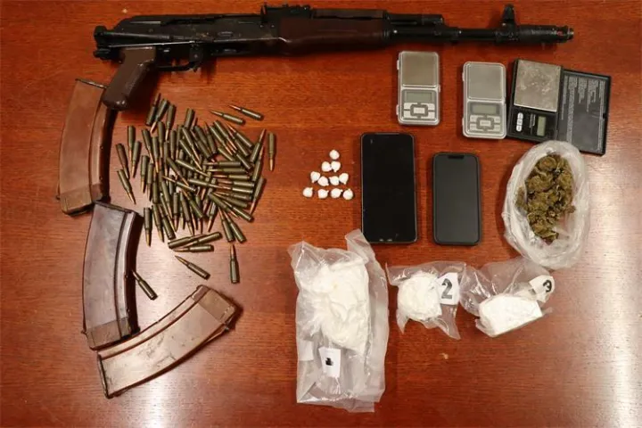 Kod dvojice dilera pronađeni droga, novac i oružje, kokain, marihuana, automatska puška, streljivo mobiteli, ilustracija