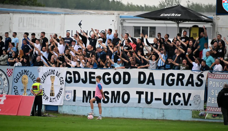 Vukovar, 10.09.2025. - Stadion u Borovo naselju. Utakmica ?esnaestine finala Hrvatskog nogometnog kupa Vukovar 1991 - Cibalia. Na fotografiji Ultras, navija?i HNK Cibalia.foto HINA/Gordan Pani?/ gp