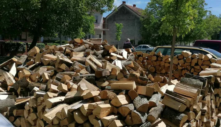 Građani već pripremaju ogrjev za sljedeću zimusnimila Marija Lešić Omerović