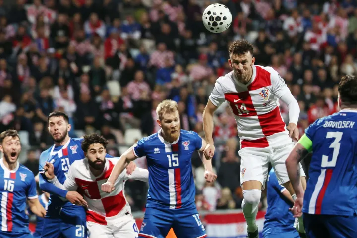 Rijeka, 14.11.2025 - Utakmica kvalifikacija za nogometno SP 2026. Hrvatska - Farski otoci na stadionu Rujevica u Rijeci. Na slici Ivan Peri?i? u skoku. foto HINA/ Damir SEN?AR/ ds