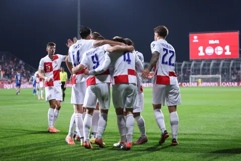 Rijeka, 14.11.2025 - Utakmica kvalifikacija za nogometno SP 2026. Hrvatska - Farski otoci na stadionu Rujevica u Rijeci. Na slici igra?i Hrvatske slave pogodak. foto HINA/ Damir SEN?AR/ ds