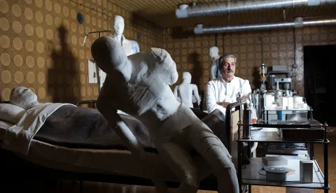 26.10.2021., Vukovar - Mjesto sjecanja – Vukovarska bolnica 1991.Za vrijeme opsade Vukovara gradska bolnica postala je vojna bolnica.Tijekom opsade Vukovarska bolnica je bila pod stalnim neprijateljskim vatrom, unatoc velikom crvenom krizu koji je postavljen u krovnoj bolnici, signalizirao je neprijateljskom zrakoplovstvu da je rijec na mjestu zasticenom Zenevskim konvencijama. Unatoc tome, tijekom tromjesecne opsade grada na krugu bolnice svakodnevno su padali projekti. Medicinsko osoblje i pacijenti premjesteni su u podrumu bolnice gdje su lijecnici radili u neadekvatnim uvjetima i bez potrebne medicinske opreme. Dana 20. studenoga 1991. godine pripadnici JNA zaustavili su medjunarodne promatrace u sredistu grada te su za to vrijeme iz bolnice izveli vise od 260 ljudi koji su ubijeni na Ovcari ili nekoj drugoj lokaciji, a za mnoge se jos i danas traga.Na potresan nacin ovdje je prikazana atmosfera koja je vladala u vukovarskoj bolnici te jeseni 1991. godine – trenutak zaustavljen u vremenu. U podrumskim prostorijama Vukovarske bolnice, vjerno je rekonstruiran zivot nekoliko stotina ranjenika i bolnickog osoblja tijekom okupacije grada. Ovaj postav nastao je u sjecanje na te herojske dane.Dr. Zoran Aleksijevic 1991 bio je ratni kirurg u Vukovaru a danas je tek jedan od 5 lijecnika koji su se vratili i danas rade u istoj bolnici. Photo: Emica Elvedji/PIXSELL