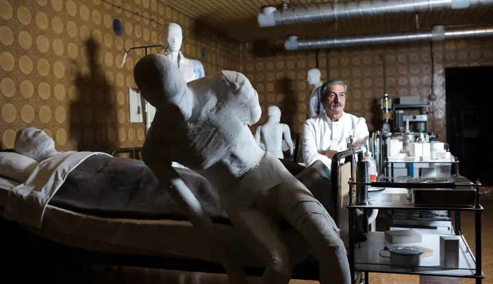 26.10.2021., Vukovar - Mjesto sjecanja – Vukovarska bolnica 1991.Za vrijeme opsade Vukovara gradska bolnica postala je vojna bolnica.Tijekom opsade Vukovarska bolnica je bila pod stalnim neprijateljskim vatrom, unatoc velikom crvenom krizu koji je postavljen u krovnoj bolnici, signalizirao je neprijateljskom zrakoplovstvu da je rijec na mjestu zasticenom Zenevskim konvencijama. Unatoc tome, tijekom tromjesecne opsade grada na krugu bolnice svakodnevno su padali projekti. Medicinsko osoblje i pacijenti premjesteni su u podrumu bolnice gdje su lijecnici radili u neadekvatnim uvjetima i bez potrebne medicinske opreme. Dana 20. studenoga 1991. godine pripadnici JNA zaustavili su medjunarodne promatrace u sredistu grada te su za to vrijeme iz bolnice izveli vise od 260 ljudi koji su ubijeni na Ovcari ili nekoj drugoj lokaciji, a za mnoge se jos i danas traga.Na potresan nacin ovdje je prikazana atmosfera koja je vladala u vukovarskoj bolnici te jeseni 1991. godine – trenutak zaustavljen u vremenu. U podrumskim prostorijama Vukovarske bolnice, vjerno je rekonstruiran zivot nekoliko stotina ranjenika i bolnickog osoblja tijekom okupacije grada. Ovaj postav nastao je u sjecanje na te herojske dane.Dr. Zoran Aleksijevic 1991 bio je ratni kirurg u Vukovaru a danas je tek jedan od 5 lijecnika koji su se vratili i danas rade u istoj bolnici. Photo: Emica Elvedji/PIXSELL