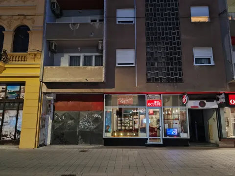 Kuća Reymann - prizemnica srušena nakon rata i umjestio nje sagrađena višestambena zgrada na fotografijiSnimio: Grgur Marko IvankovićOsijek, 15. studenoga 2025.