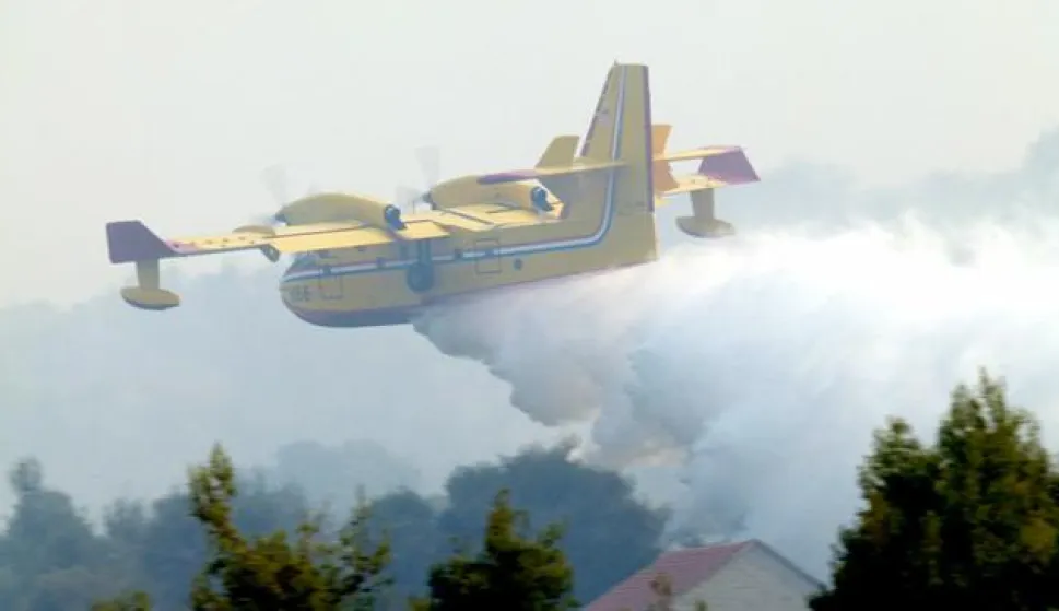 15.07.2011., Milna - Jutro nakon burne noci na brackim pozaristima. Kanader u akciji gasenja sume kod Milne.Photo: Ivo Cagalj/PIXSELL------kolor 1x nvoosti