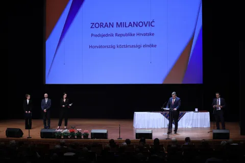 Pe?uh, 15.11.2025.- Predsjednik Ma?arske Tamas Sulyok i Hrvatske Zoran Milanovi? sudjelovali su na sve?anom obilje?avanju Dana Hrvata u Ma?arskoj te 30. obljetnice osnivanja Hrvatske dr?avne samouprave i 35. obljetnice djelovanja Saveza Hrvata u Ma?arskoj.foto HINA/ ua