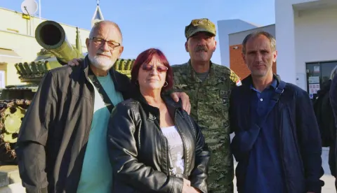 Vukovar, 15.11.2025.- Vasiliju Tucker ?ivot nije mazio, od najranije dobi u kojoj je ostala bez oba roditelja, a kasnije i sama postala samohrani roditelj, sve do sudjelovanja u obrani Vukovara u koju se uklju?ila ?im je u jesen 1991. shvatila da su najve?i ulozi postali ?ivoti Vukovaraca. Na slici Vasilija Tucker sa suprugom, suborcem i prijateljem na Trpinjskoj cesti u vukovarskom Borovu naselju. foto HINA/ ?eljko Dra?enovi?/ ua