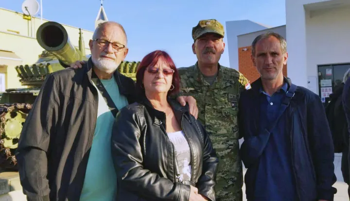 Vukovar, 15.11.2025.- Vasiliju Tucker ?ivot nije mazio, od najranije dobi u kojoj je ostala bez oba roditelja, a kasnije i sama postala samohrani roditelj, sve do sudjelovanja u obrani Vukovara u koju se uklju?ila ?im je u jesen 1991. shvatila da su najve?i ulozi postali ?ivoti Vukovaraca. Na slici Vasilija Tucker sa suprugom, suborcem i prijateljem na Trpinjskoj cesti u vukovarskom Borovu naselju. foto HINA/ ?eljko Dra?enovi?/ ua