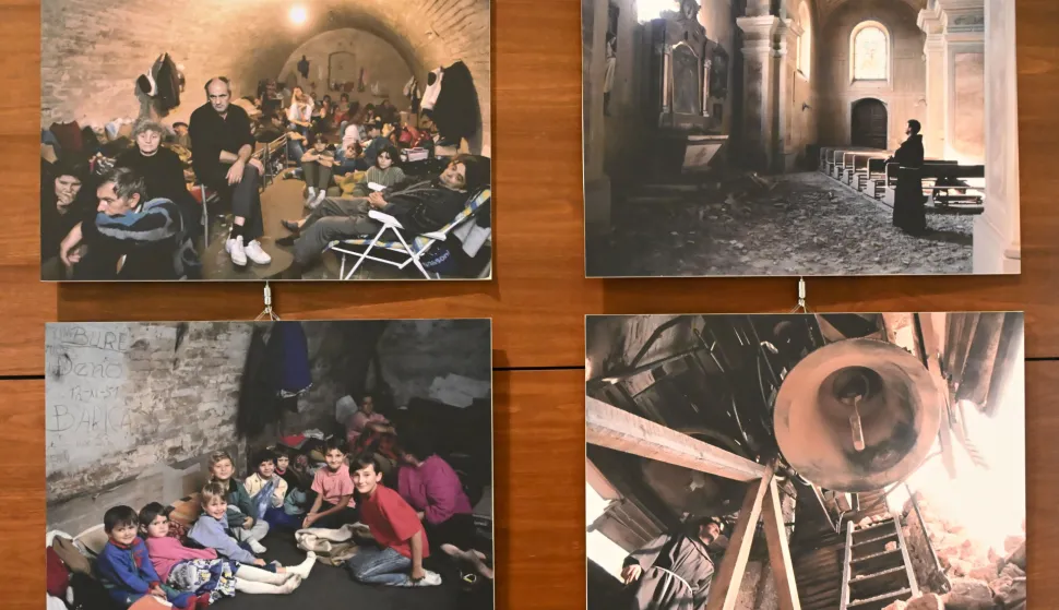 Vukovar, 16.11.2025.- U Hrvatskom domu Vukovar, u sklopu obilje?avanja Dana sje?anja na ?rtvu Vukovara, otvorena je multimedijalna izlo?ba ratne fotografije "Vukovar 91". Izlo?ba predstavlja radove Delmija Alvareza, Davida Pratta, Laurenta Van der Stockta, Stevea Chapman-Bertellija, Philippea Lobjoisa i Jean-Louisa Ravaleta, ?iji su objektivi zabilje?ili stvarnost opkoljenog grada. foto HINA/ Gordan Pani?/ gp