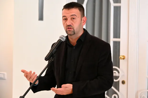 Vukovar, 16.11.2025.- U Hrvatskom domu Vukovar, u sklopu obilje?avanja Dana sje?anja na ?rtvu Vukovara, otvorena je multimedijalna izlo?ba ratne fotografije "Vukovar 91". Izlo?ba predstavlja radove Delmija Alvareza, Davida Pratta, Laurenta Van der Stockta, Stevea Chapman-Bertellija, Philippea Lobjoisa i Jean-Louisa Ravaleta, ?iji su objektivi zabilje?ili stvarnost opkoljenog grada. Na fotografiji Marijan Pavli?ek otvara izlo?bu. foto HINA/ Gordan Pani?/ gp