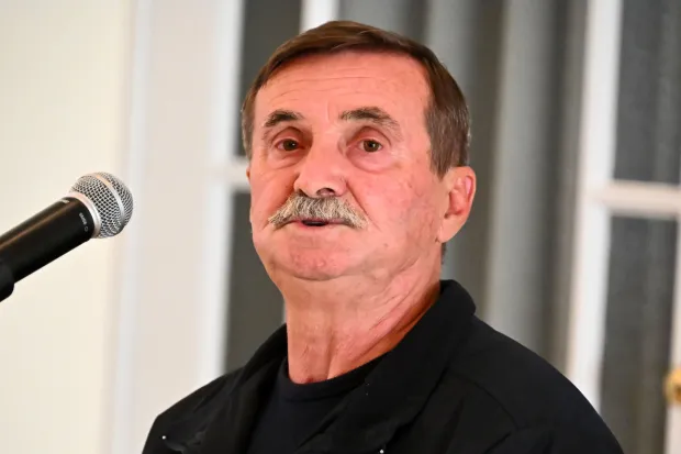 Vukovar, 16.11.2025.- U Hrvatskom domu Vukovar, u sklopu obilje?avanja Dana sje?anja na ?rtvu Vukovara, otvorena je multimedijalna izlo?ba ratne fotografije "Vukovar 91". Izlo?ba predstavlja radove Delmija Alvareza, Davida Pratta, Laurenta Van der Stockta, Stevea Chapman-Bertellija, Philippea Lobjoisa i Jean-Louisa Ravaleta, ?iji su objektivi zabilje?ili stvarnost opkoljenog grada. Na fotografiji Na fotografiji Ivan An?eli?, u ratu poznatiji kao doktor An?eli?. foto HINA/ Gordan Pani?/ gp