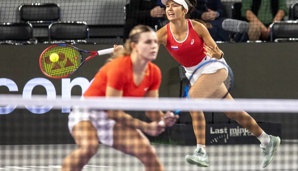 Vara?din, 15.11.2025.- Najiskusnija i najmlada?a igra?ica hrvatske teniske reprezentacije, Jana Fett i Petra Mar?inko, u odlu?uju?oj igri parova su pobijedile Kolumbijke Yulianu Lizarazo i Camilu Osorio sa 6-4, 6-3 i time donijele na?oj ekipi pobjedu u prvom nastupu na turniru za ulazak u elitni razred Billie Jean King Cupa, kojem je doma?in Vara?din. Na slici Petra Mar?inko i Jana Fett. foto HINA/ HTS/ Mario ?U?I?/ ua