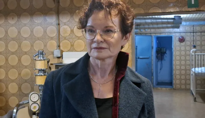 Vukovar, 16.11.2025.- Vukovarska bolnica pretrpjela je tijekom tromjese?ne opsade grada 1991. velika o?te?enja, iako je na njezinu krovu bio znak Me?unarodnoga Crvenog kri?a, a pomo? ranjenicima pru?ana je u nemogu?im uvjetima u podrumu, prisje?a se vukovarska ratna lije?nica Mirjana Semenić Rutko. foto HINA/ ?eljko DRA?ENOVI?/ ua