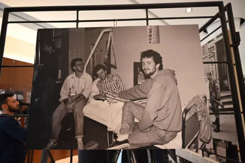 izložba ratne fotografije "Vukovar 91". Izlo?ba predstavlja radove Delmija Alvareza, Davida Pratta, Laurenta Van der Stockta, Stevea Chapman-Bertellija, Philippea Lobjoisa i Jean-Louisa Ravaleta, ?iji su objektivi zabilje?ili stvarnost opkoljenog grada. Glasovi ratni reporteri Davor &scaron;pi&scaron;ić, Zoran Jaćimović, Bojan Divjak, u vukovarskoj bolnicifoto HINA/ Gordan Pani?/ gp