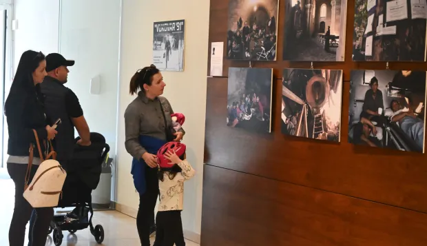 Vukovar, 16.11.2025.- U Hrvatskom domu Vukovar, u sklopu obilje?avanja Dana sje?anja na ?rtvu Vukovara, otvorena je multimedijalna izlo?ba ratne fotografije "Vukovar 91". Izlo?ba predstavlja radove Delmija Alvareza, Davida Pratta, Laurenta Van der Stockta, Stevea Chapman-Bertellija, Philippea Lobjoisa i Jean-Louisa Ravaleta, ?iji su objektivi zabilje?ili stvarnost opkoljenog grada. foto HINA/ Gordan Pani?/ gp