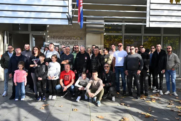 Vukovar, 16.11.2025.- U Hrvatskom domu Vukovar, u sklopu obilje?avanja Dana sje?anja na ?rtvu Vukovara, otvorena je multimedijalna izlo?ba ratne fotografije "Vukovar 91". Izlo?ba predstavlja radove Delmija Alvareza, Davida Pratta, Laurenta Van der Stockta, Stevea Chapman-Bertellija, Philippea Lobjoisa i Jean-Louisa Ravaleta, ?iji su objektivi zabilje?ili stvarnost opkoljenog grada. foto HINA/ Gordan Pani?/ gp