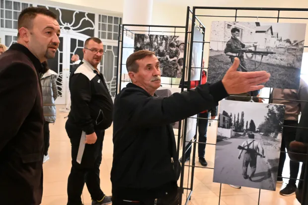 Vukovar, 16.11.2025.- U Hrvatskom domu Vukovar, u sklopu obilje?avanja Dana sje?anja na ?rtvu Vukovara, otvorena je multimedijalna izlo?ba ratne fotografije "Vukovar 91". Izlo?ba predstavlja radove Delmija Alvareza, Davida Pratta, Laurenta Van der Stockta, Stevea Chapman-Bertellija, Philippea Lobjoisa i Jean-Louisa Ravaleta, ?iji su objektivi zabilje?ili stvarnost opkoljenog grada. Na fotografiji Marijan Pavli?ek i Ivan An?eli?, u ratu poznatiji kao doktor An?eli?. foto HINA/ Gordan Pani?/ gp
