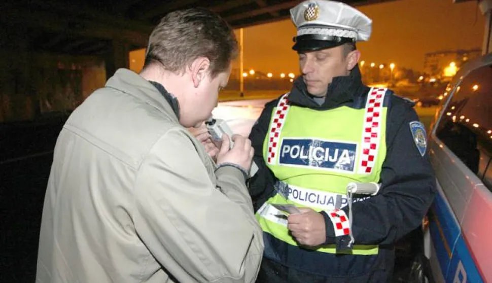 07.11.2009, Zagreb, Hrvatska - Povodom Martinja policija u prometu provodi akciju testiranja na alkohol i opojne droge.Photo: Petar Glebov/PIXSELL------3 st colorcrna kronika