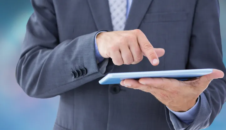 Close-up of businessman working with his tablettehnologija internet posao politika freepik