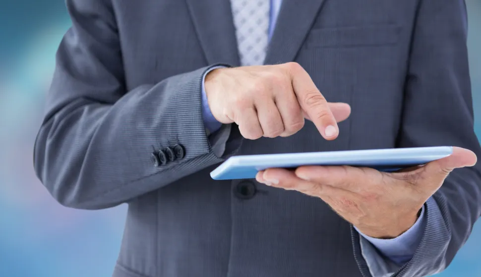 Close-up of businessman working with his tablettehnologija internet posao politika freepik