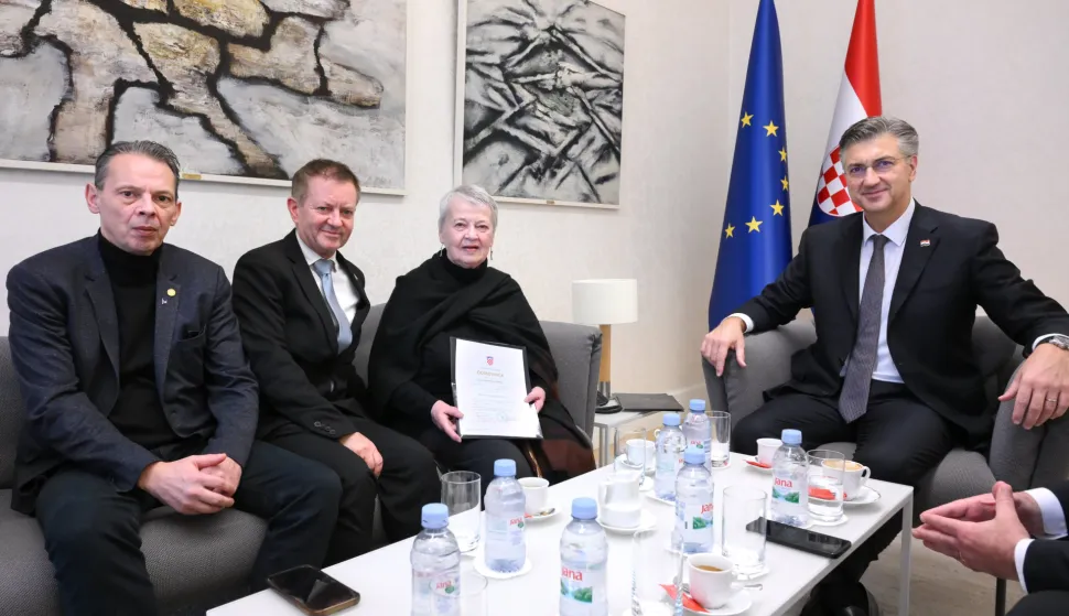 Zagreb, 17.11.2025 - - U znak zahvalnosti heroju Vukovara Jean-Michelu Nicolieru posmrtno je dodijeljeno dr?avljanstvo, a ono je dodijeljeno i njegovoj majci Lyliane Fournier koja ?ivi u Hrvatskoj, izvijestio je u ponedjeljak premijer Andrej Plenkovi? koji je u Banskim dvorima primio ?lanove obitelji. "Danas smo u znak zahvalnosti posmrtno dodijelili hrvatsko dr?avljanstvo heroju Vukovara Jean-Michelu Nicolieru, ubijenom na Ov?ari, te njegovoj majci Lyliane Fournier, koja ?ivi u Hrvatskoj?, napisao je premijer u objavi na dru?tvenoj mre?i X. foto HINA/ Platforma X/ @AndrejPlenkovic/ ik