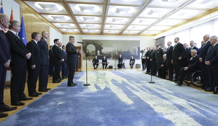 Zagreb, 17.11.2025. - Predsjednik RH i vrhovni zapovjednik Oružanih snaga uručio je počasne činove i odlikovanja veteranima Domovinskog rata. foto HINA/ Lana SLIVAR DOMINIĆ/ lsd