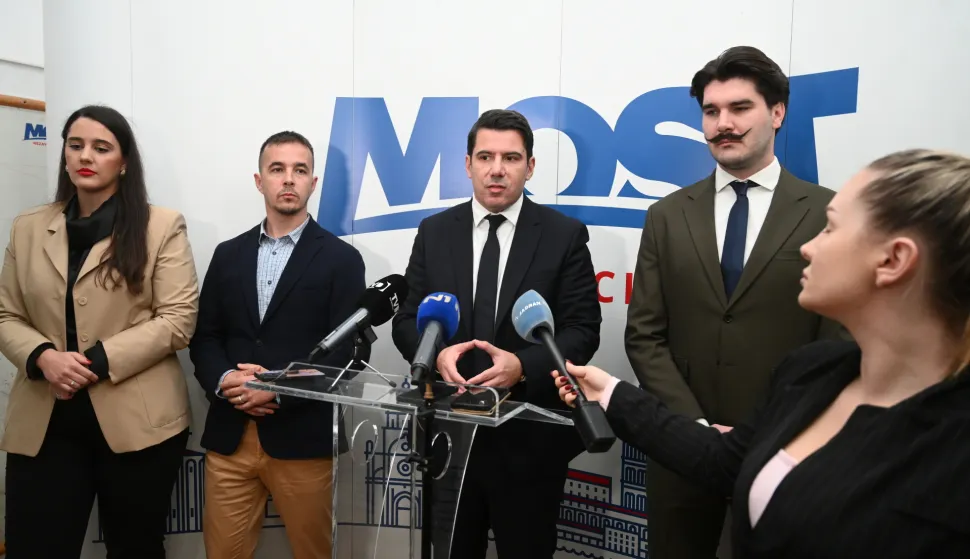 Split -17.11.2025. Novi predsjednik stranke Most Nikola Grmoja i novi potpredsjednik Mosta Franko Kelam održali konferenciju za novinare. foto HINA/ Mario STRMOTIĆ/ms 