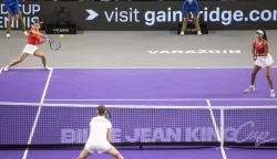 Vara?din, 16.11.2025.- Hrvatske tenisa?ice nisu uspjele izboriti plasman u elitni razred Billie Jean King Cupa, one su u odlu?uju?em dvoboju za prvo mjesto u skupini D kvalifikacijskog turnira u Vara?dinu izgubile od 11-erostrukog pobjednika ovog natjecanja ?e?ke sa 1-2 nakon ?to su u klju?nom dvoboju parova Lucie Havli?kova i Linda Noskova svladale Janu Fett i Petru Mar?inko sa 6-2, 3-6, 6-3. Na slici Jana Fett, Petra Mar?inko i Linda Noskova. foto HINA/ HTS/ Mario ?U?I?/ ua