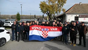 Vukovar, 17.11.2025. - Saborski zastupnik i zamjenik predsjednika Domovinskog pokreta Stipo Mlinarić Ćipe dao izjavu za medije na temu najavljenog bacanja vijenca u Dunav za srpske žrtve Vukovara, kod restorana "Vrške" u Vukovaru. Okupili se i brojni branitelji koji su bili spremni spriječiti najavljeni događaj. foto HINA/Gordan Panić