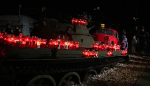 Paljenje lampiona za Vukovar duž Vukovarske ulicesvijeće; lampioni; Vukovar; dan sjećanja