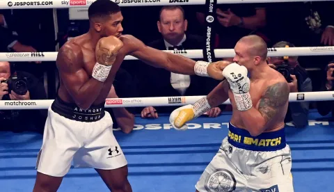 epa09488493 Anthony Joshua of Britain (L) fights Oleksandr Usyk of Ukraine (R) during their heavyweight title match at Tottenham Hotspur Stadium in London, Britain, 25 September 2021. EPA/NEIL HALL